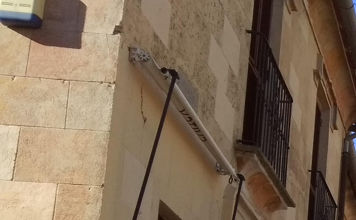 Unos turistas esperan su turno para visitar el castillo de Xàtiva. 