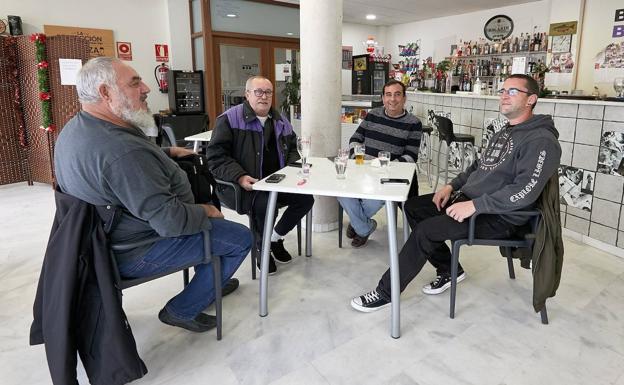 Cuatro vecinos de Guardamar de la Safor charlan en un bar del pueblo. 