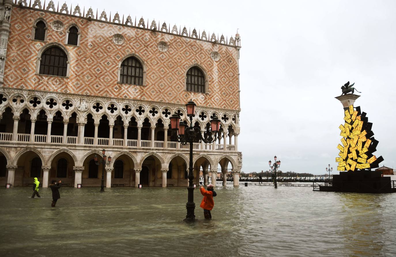 Las fuertes lluvias que azotan Italia han inundado parcialmente Venecia, que vive hoy un nuevo episodio de 'agua alta' sin que haya sido activado el MOSE, el sistema de diques construido para proteger la ciudad de estas subidas. La plaza de San Marcos y el centro histórico de la ciudad están anegados. 