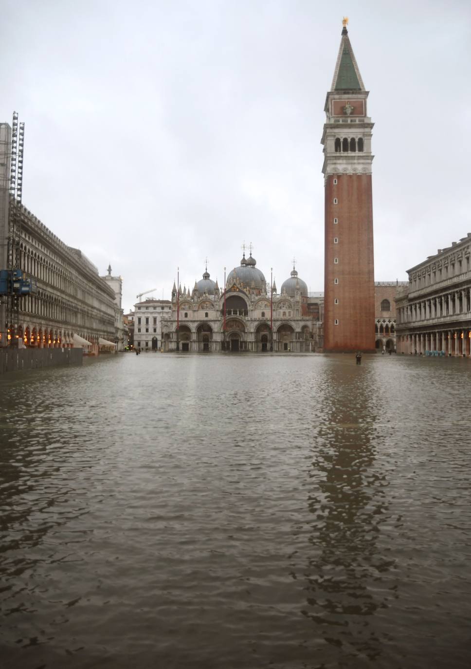 Las fuertes lluvias que azotan Italia han inundado parcialmente Venecia, que vive hoy un nuevo episodio de 'agua alta' sin que haya sido activado el MOSE, el sistema de diques construido para proteger la ciudad de estas subidas. La plaza de San Marcos y el centro histórico de la ciudad están anegados. 