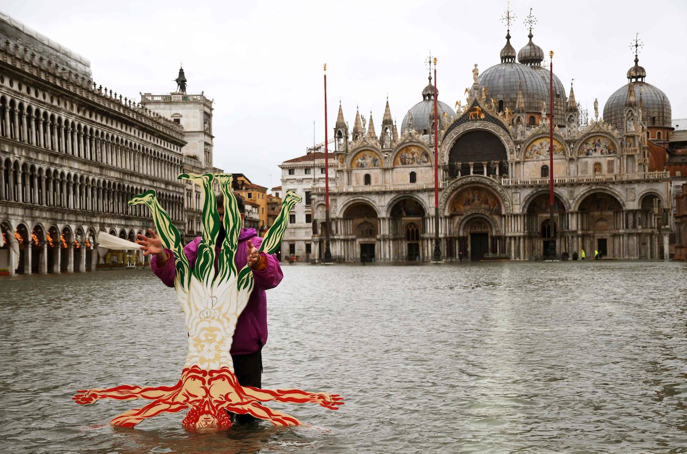 Las fuertes lluvias que azotan Italia han inundado parcialmente Venecia, que vive hoy un nuevo episodio de 'agua alta' sin que haya sido activado el MOSE, el sistema de diques construido para proteger la ciudad de estas subidas. La plaza de San Marcos y el centro histórico de la ciudad están anegados. 