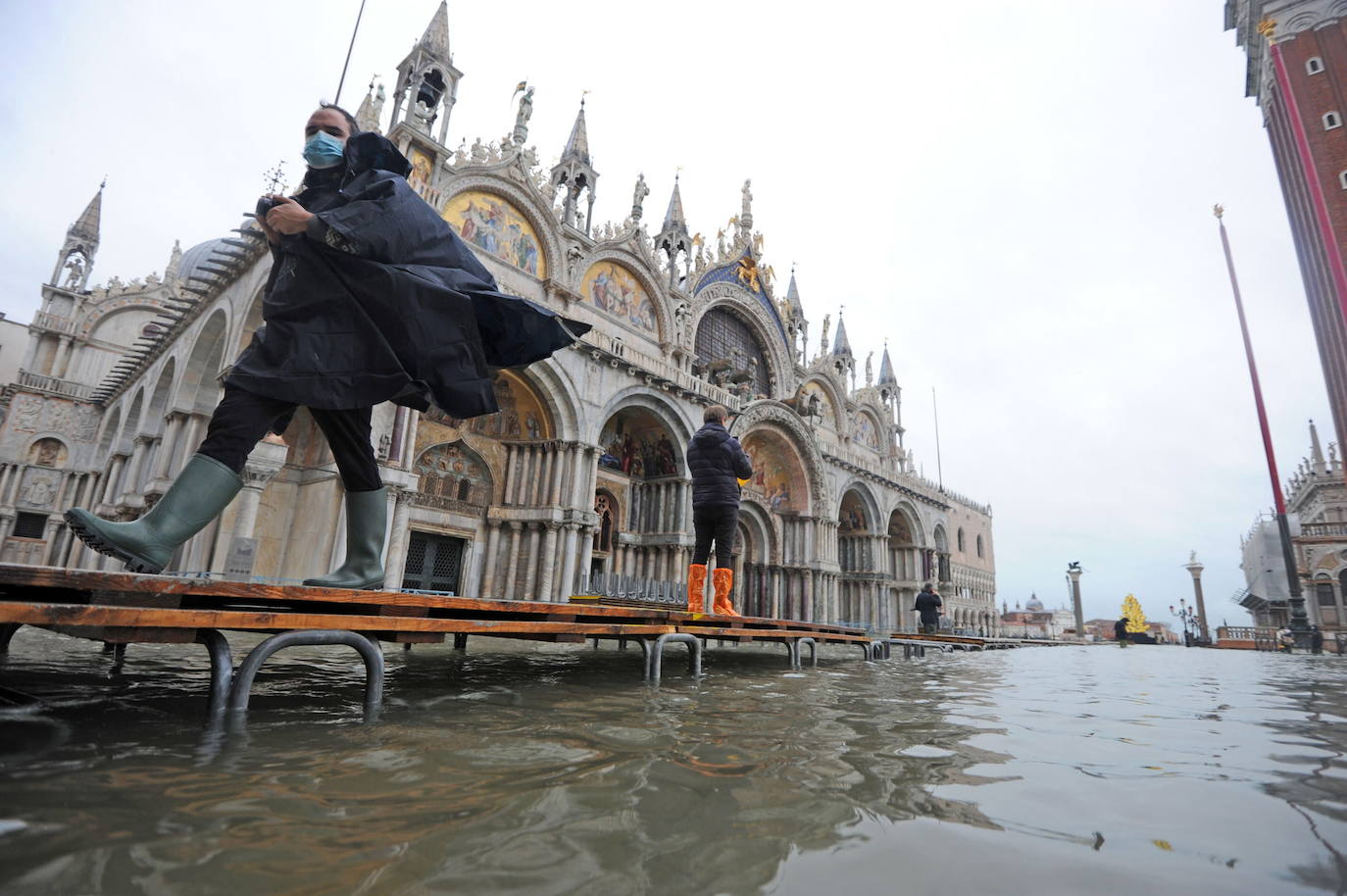 Las fuertes lluvias que azotan Italia han inundado parcialmente Venecia, que vive hoy un nuevo episodio de 'agua alta' sin que haya sido activado el MOSE, el sistema de diques construido para proteger la ciudad de estas subidas. La plaza de San Marcos y el centro histórico de la ciudad están anegados. 