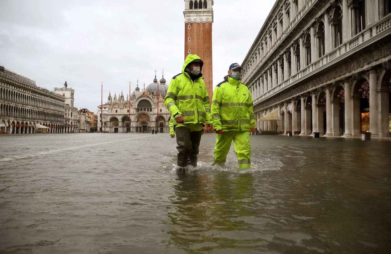 Las fuertes lluvias que azotan Italia han inundado parcialmente Venecia, que vive hoy un nuevo episodio de 'agua alta' sin que haya sido activado el MOSE, el sistema de diques construido para proteger la ciudad de estas subidas. La plaza de San Marcos y el centro histórico de la ciudad están anegados. 