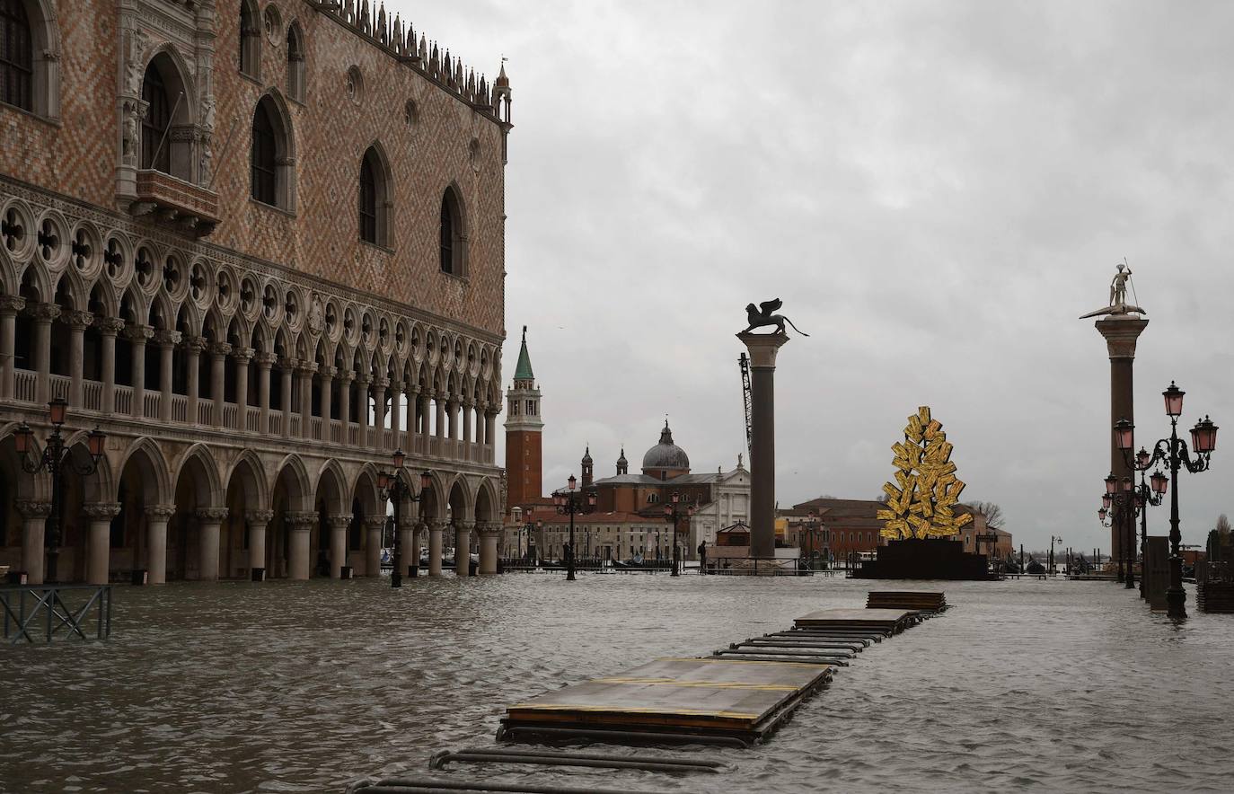 Las fuertes lluvias que azotan Italia han inundado parcialmente Venecia, que vive hoy un nuevo episodio de 'agua alta' sin que haya sido activado el MOSE, el sistema de diques construido para proteger la ciudad de estas subidas. La plaza de San Marcos y el centro histórico de la ciudad están anegados. 