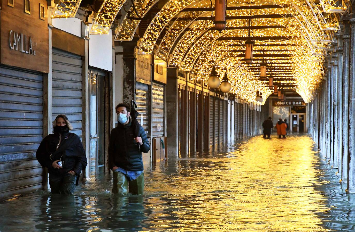 Las fuertes lluvias que azotan Italia han inundado parcialmente Venecia, que vive hoy un nuevo episodio de 'agua alta' sin que haya sido activado el MOSE, el sistema de diques construido para proteger la ciudad de estas subidas. La plaza de San Marcos y el centro histórico de la ciudad están anegados. 