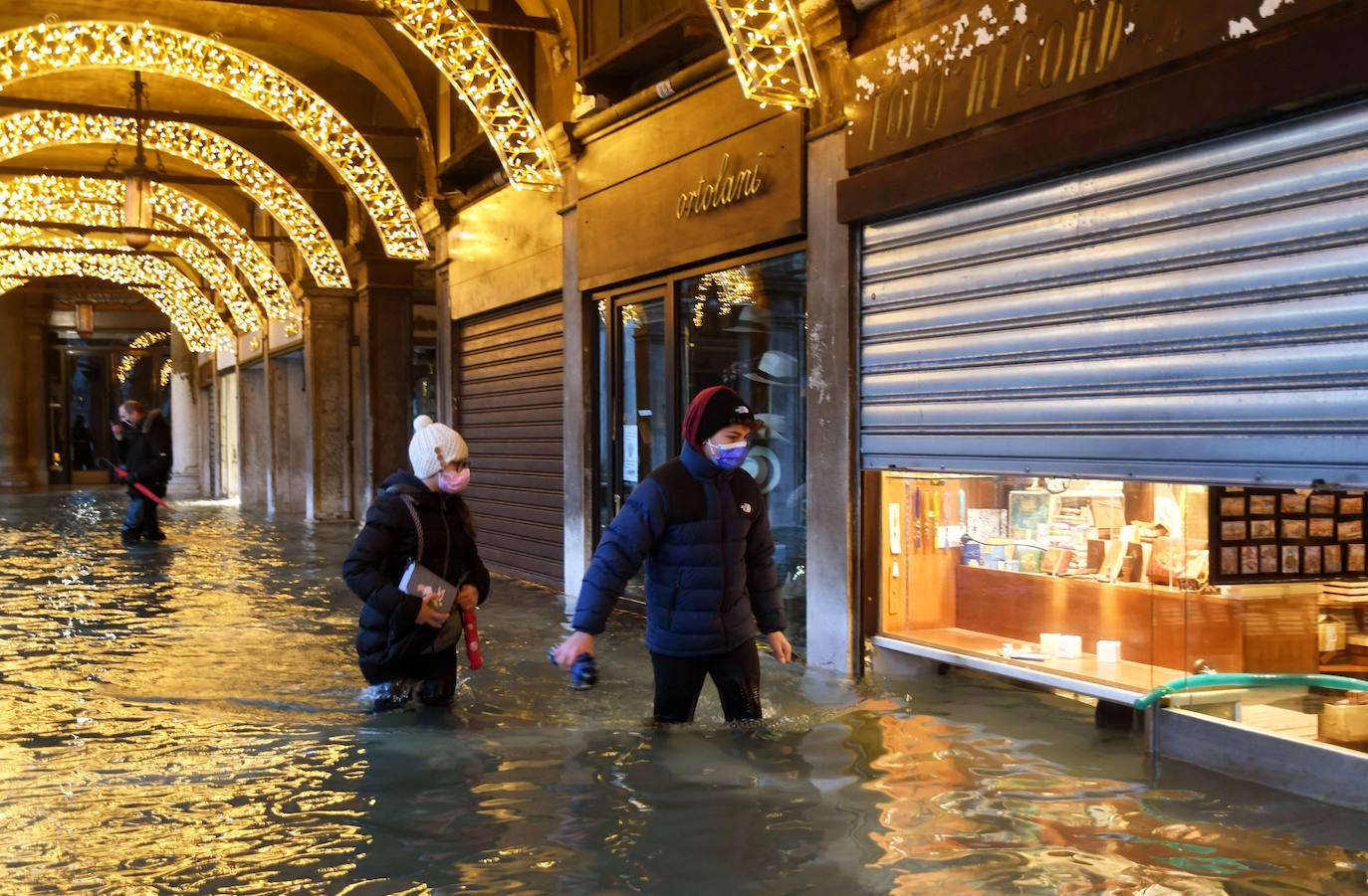 Las fuertes lluvias que azotan Italia han inundado parcialmente Venecia, que vive hoy un nuevo episodio de 'agua alta' sin que haya sido activado el MOSE, el sistema de diques construido para proteger la ciudad de estas subidas. La plaza de San Marcos y el centro histórico de la ciudad están anegados. 