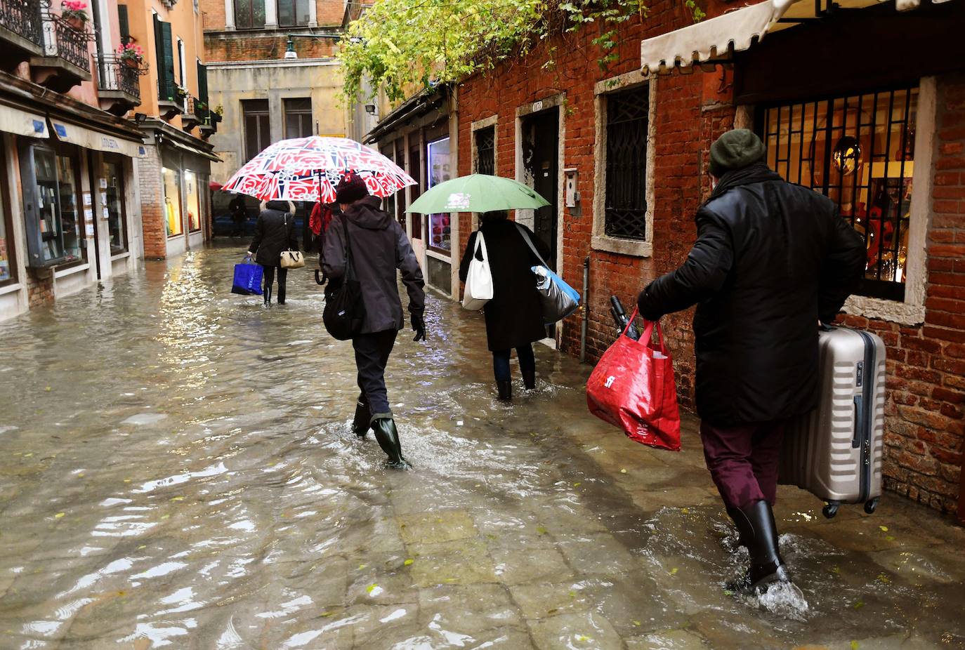 Las fuertes lluvias que azotan Italia han inundado parcialmente Venecia, que vive hoy un nuevo episodio de 'agua alta' sin que haya sido activado el MOSE, el sistema de diques construido para proteger la ciudad de estas subidas. La plaza de San Marcos y el centro histórico de la ciudad están anegados. 