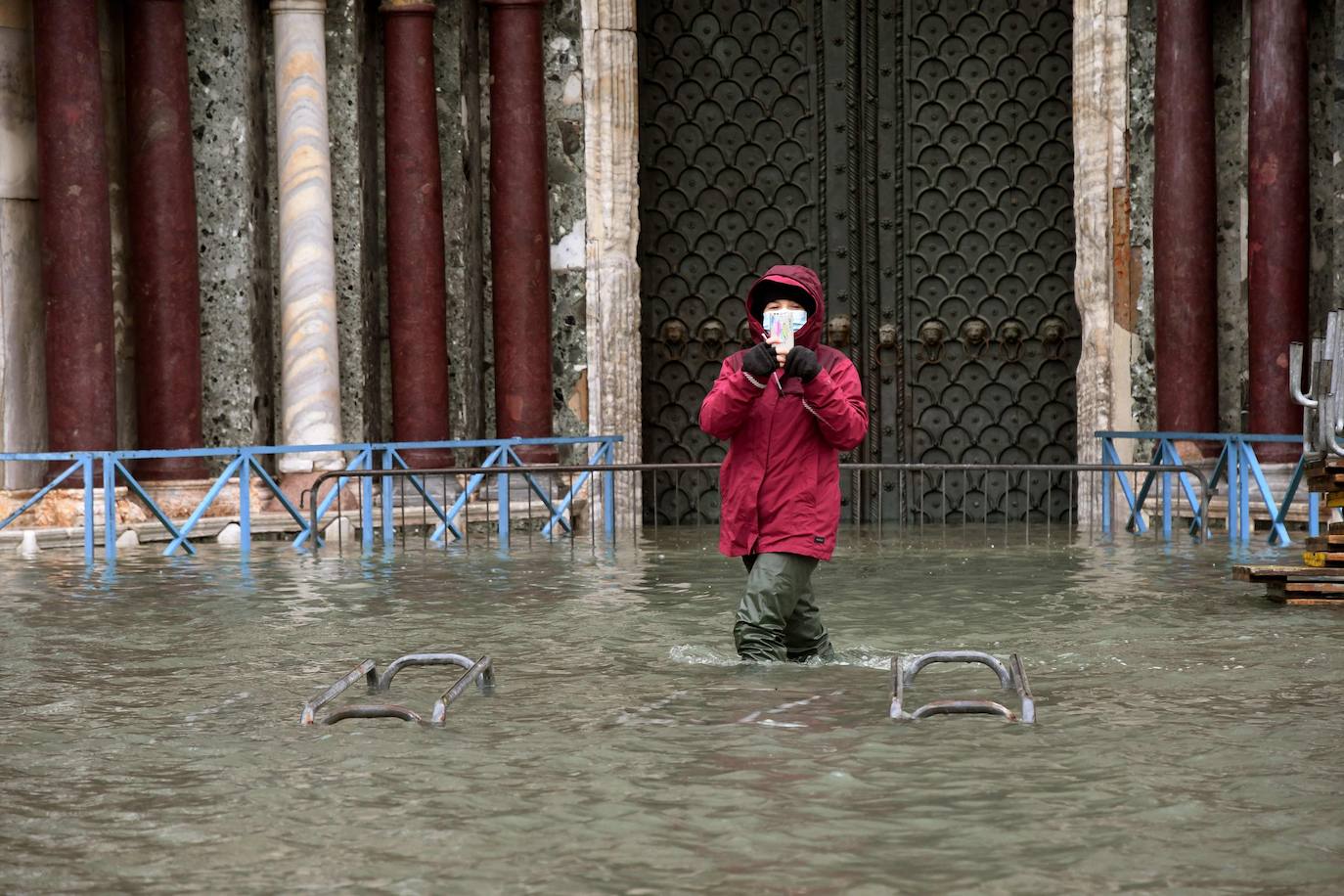 Las fuertes lluvias que azotan Italia han inundado parcialmente Venecia, que vive hoy un nuevo episodio de 'agua alta' sin que haya sido activado el MOSE, el sistema de diques construido para proteger la ciudad de estas subidas. La plaza de San Marcos y el centro histórico de la ciudad están anegados. 