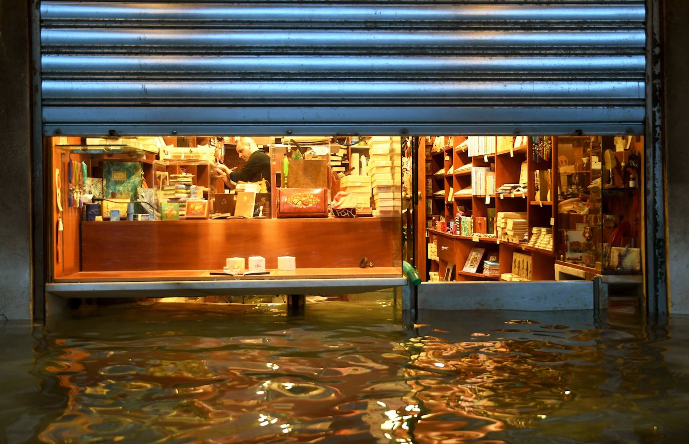 Las fuertes lluvias que azotan Italia han inundado parcialmente Venecia, que vive hoy un nuevo episodio de 'agua alta' sin que haya sido activado el MOSE, el sistema de diques construido para proteger la ciudad de estas subidas. La plaza de San Marcos y el centro histórico de la ciudad están anegados. 