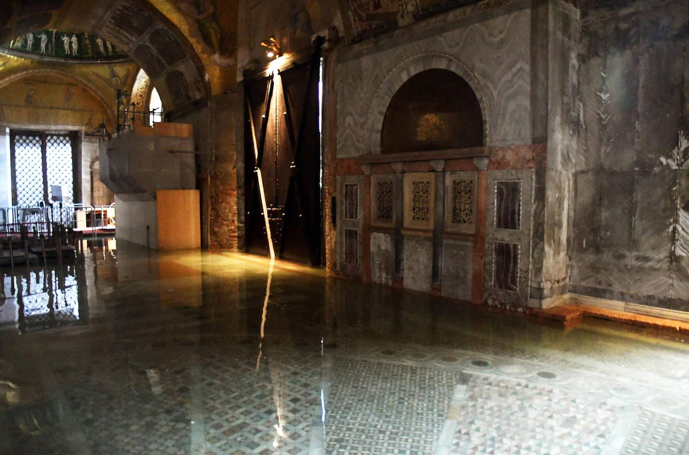 Las fuertes lluvias que azotan Italia han inundado parcialmente Venecia, que vive hoy un nuevo episodio de 'agua alta' sin que haya sido activado el MOSE, el sistema de diques construido para proteger la ciudad de estas subidas. La plaza de San Marcos y el centro histórico de la ciudad están anegados. 