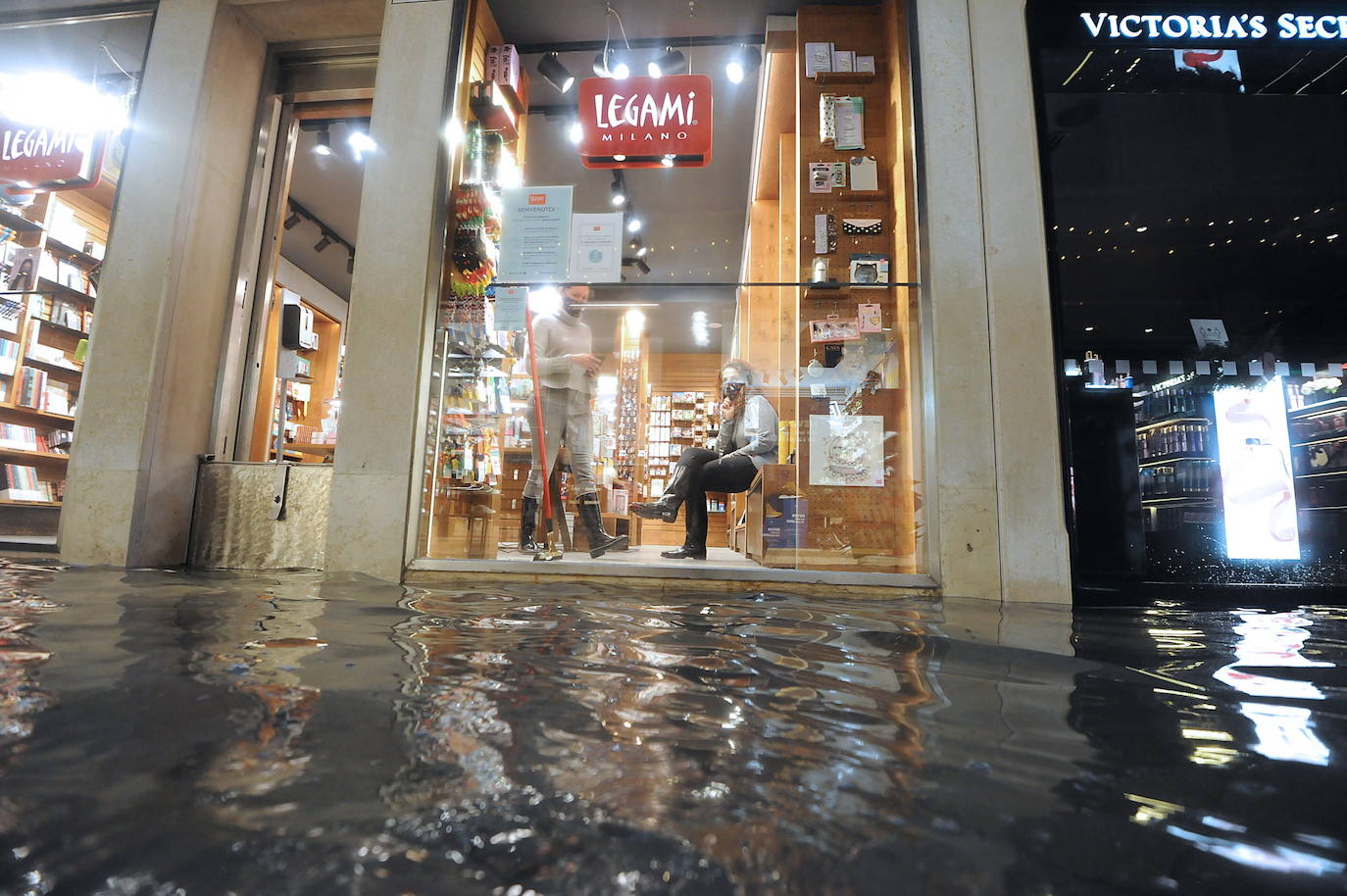 Las fuertes lluvias que azotan Italia han inundado parcialmente Venecia, que vive hoy un nuevo episodio de 'agua alta' sin que haya sido activado el MOSE, el sistema de diques construido para proteger la ciudad de estas subidas. La plaza de San Marcos y el centro histórico de la ciudad están anegados. 