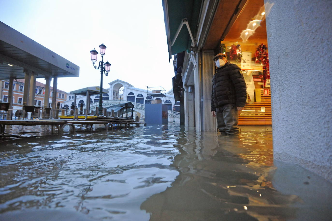 Las fuertes lluvias que azotan Italia han inundado parcialmente Venecia, que vive hoy un nuevo episodio de 'agua alta' sin que haya sido activado el MOSE, el sistema de diques construido para proteger la ciudad de estas subidas. La plaza de San Marcos y el centro histórico de la ciudad están anegados. 