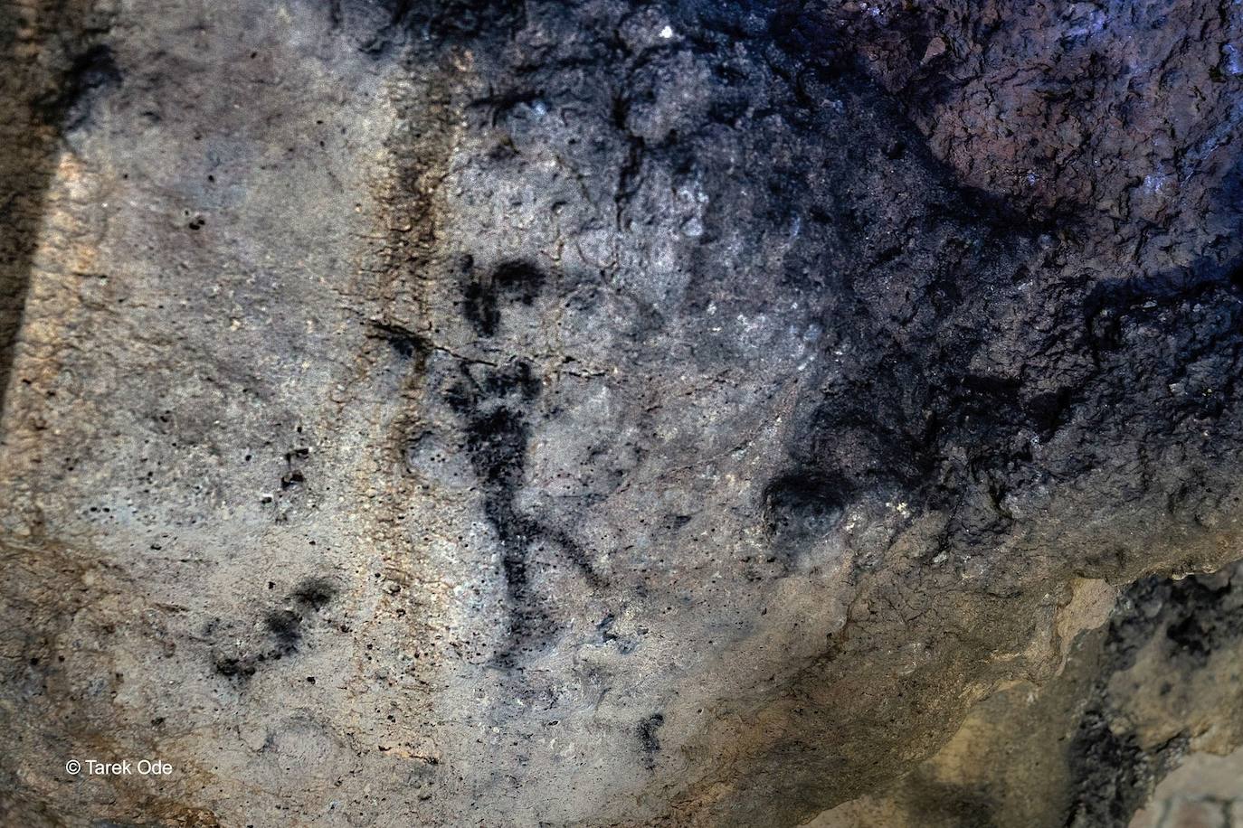 La llamada a partir de ahora Cueva Tiznada se ubica en el municipio de El Paso y es un tubo volcánico pintado jalonado de carbones usados para pintar o tiznar las paredes.