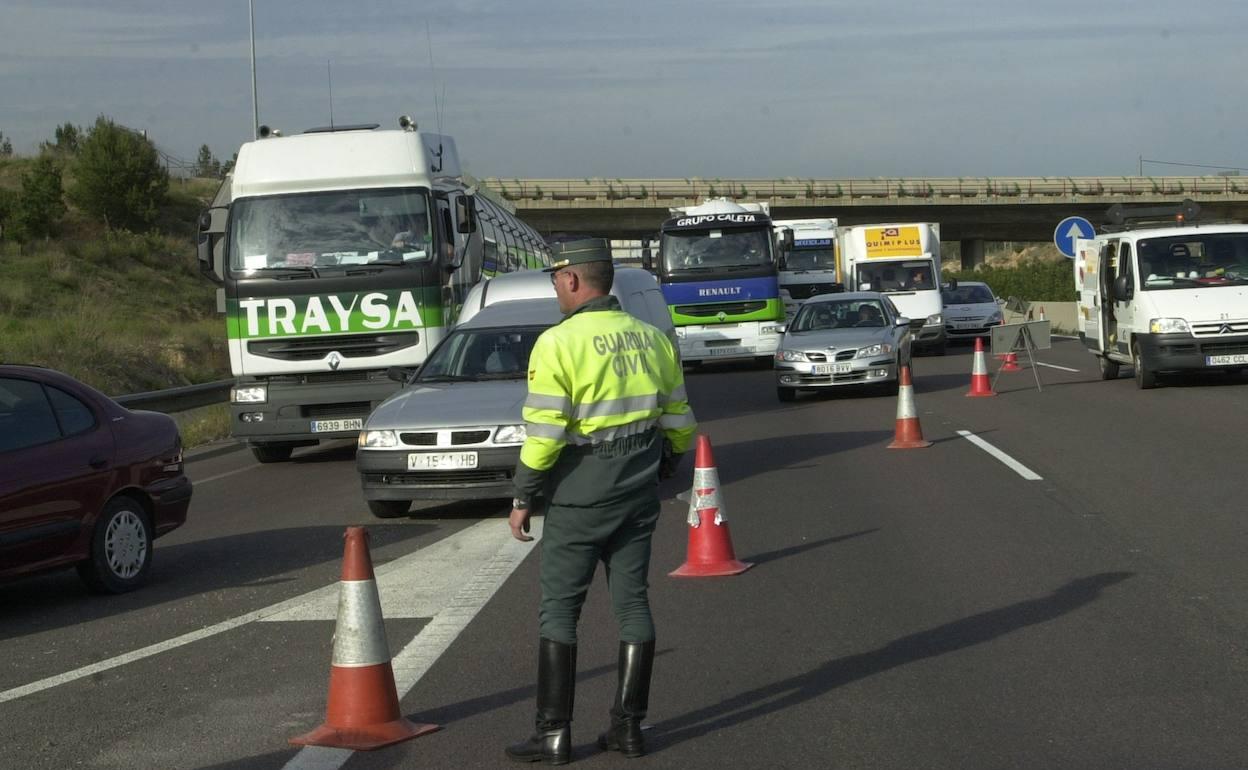 La Guardia Civil investiga al infractor por tres delitos. 