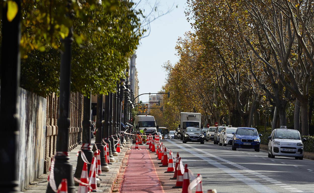 Comienzan a pintar el carril bici de Gran Vía