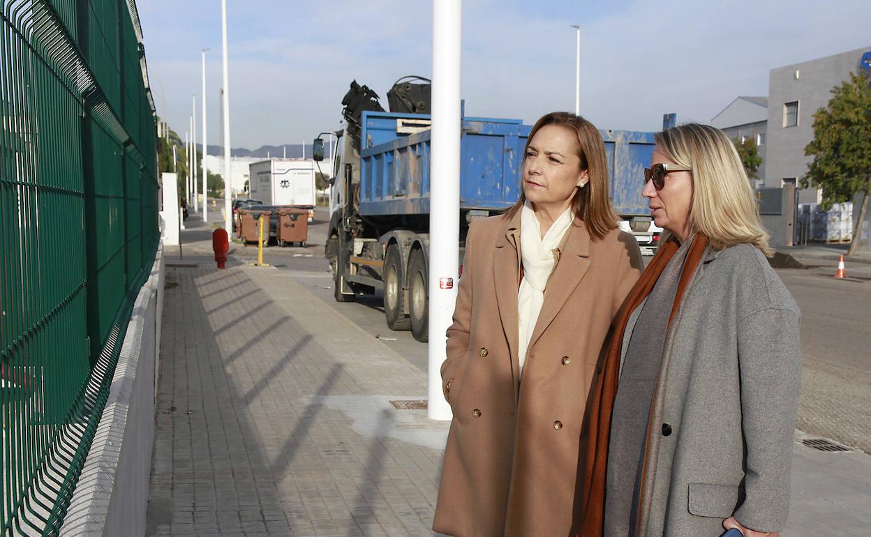 La alcaldesa, Paz Carceller, y la concejala de Urbanismo, Elena Camarero, visitan las obras. 