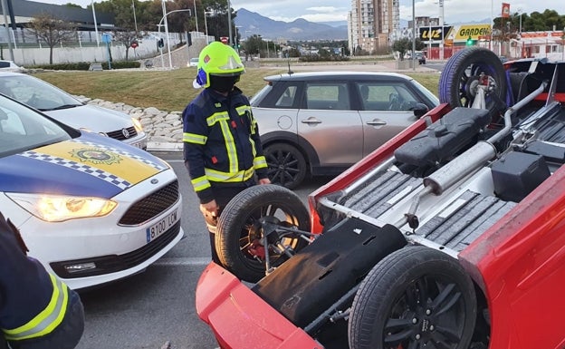 Los bomberos se han asegurado de que el vehículo no ardiera. 