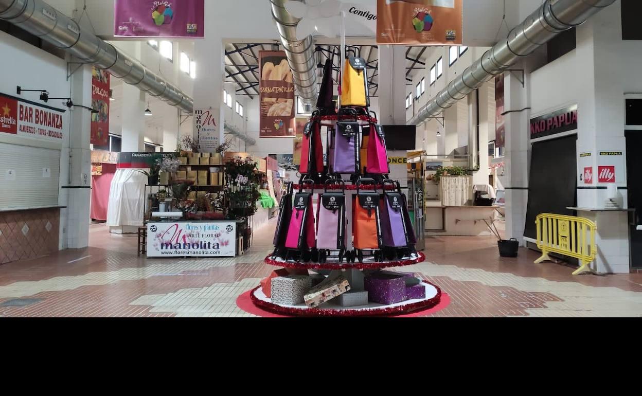 El original árbol de Navidad situado en el Mercado Municipal de Dénia.