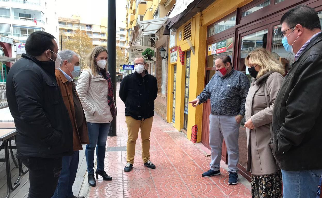 Los ediles en una de las dos calles que se intervendrá a partir de mañana.