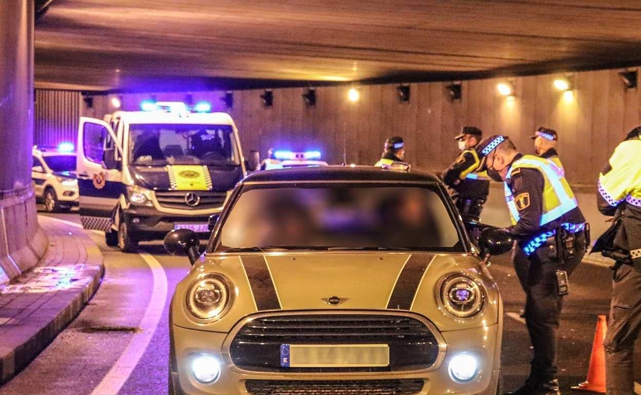 Imagen de un control de tráfico de la Policía Local en uno de los túneles de la avenida de Dénia. 