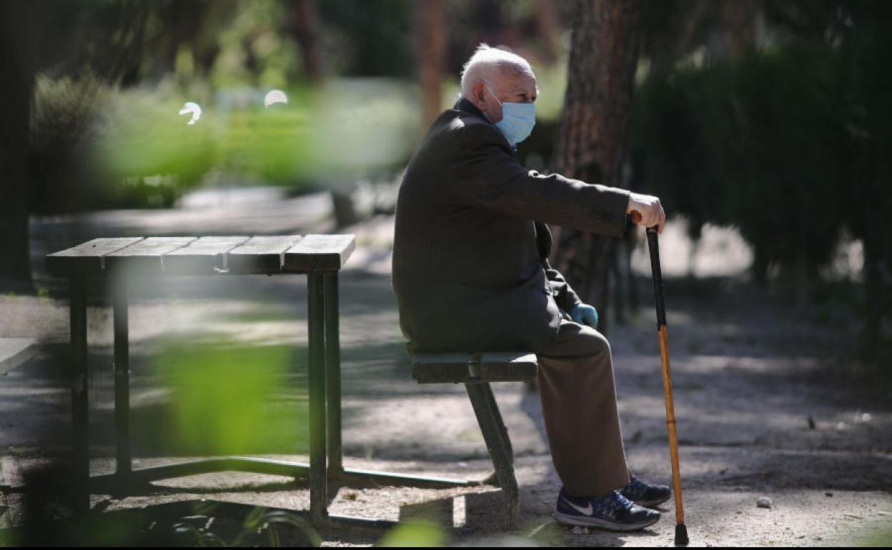 Persona mayor en un parque durante la pandemia del coronavirus.