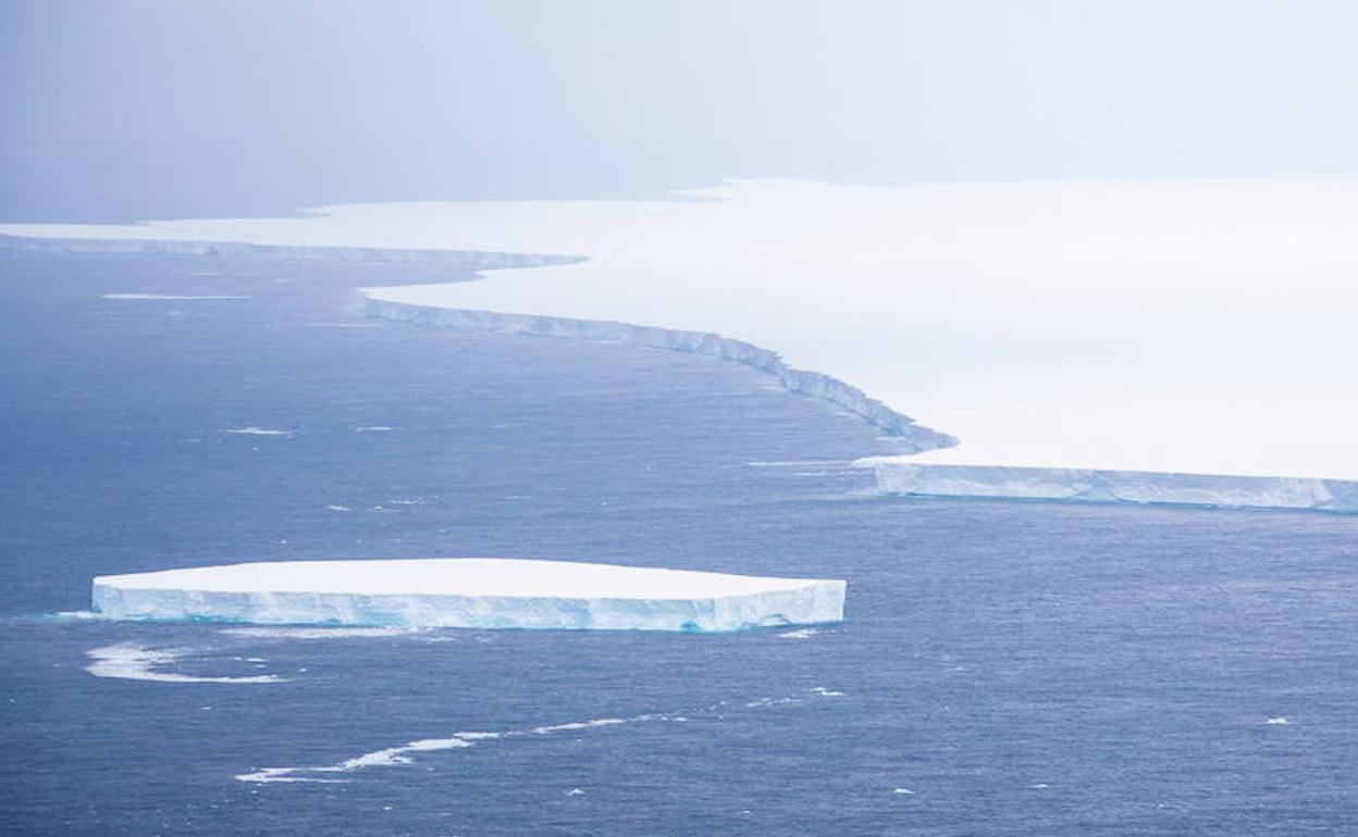 El enorme iceberg camino de chocar con la isla Georgia del Sur, en el Atlántico Sur.