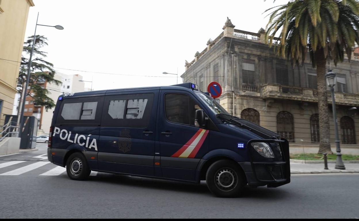 Un furgón policial, durante el traslado