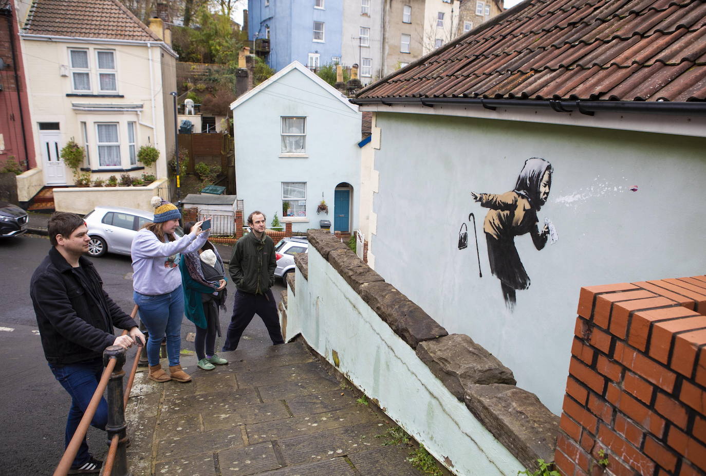 Bristol ha amanecido con una sorpresa: un nuevo mural del popular y misterioso artista urbano Banksy. La pintura titulada 'Aachoo!!' representa a una anciana estornudando, con su dentadura postiza volando, y apareció en la calle Vale Street durante la madrugada del jueves. 