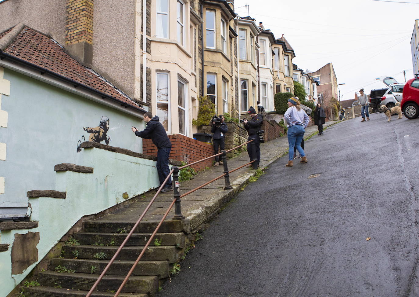 Bristol ha amanecido con una sorpresa: un nuevo mural del popular y misterioso artista urbano Banksy. La pintura titulada 'Aachoo!!' representa a una anciana estornudando, con su dentadura postiza volando, y apareció en la calle Vale Street durante la madrugada del jueves. 