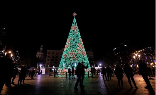 Plaza del Ayuntamiento con poca iluminación. 