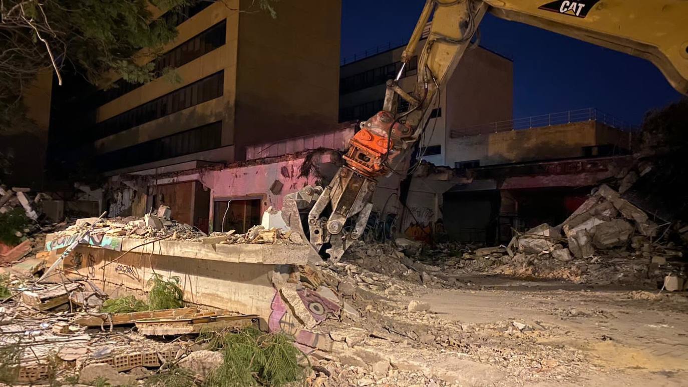 La Conselleria de Sanidad ha iniciado ya los derribos de la antigua escuela de agrónomos de Valencia, fase previa a la ampliación del Hospital Clínico. Fuentes de Urbanismo del ayuntamiento de Valencia explicaron ayer que estas dependencias no cuentan con ningún nivel de protección patriomonial. No sucede lo mismo con el edificio de la Facultad de Agrónomos, que sí está protegido y será rehabilitado dentro del plan para la citada mejora del centro sanitario.