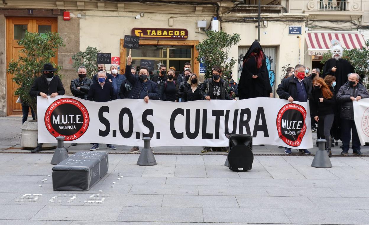 Los profesionales del sector se manifestaron ayer frente al Palau de la Generalitat. lorena gómez