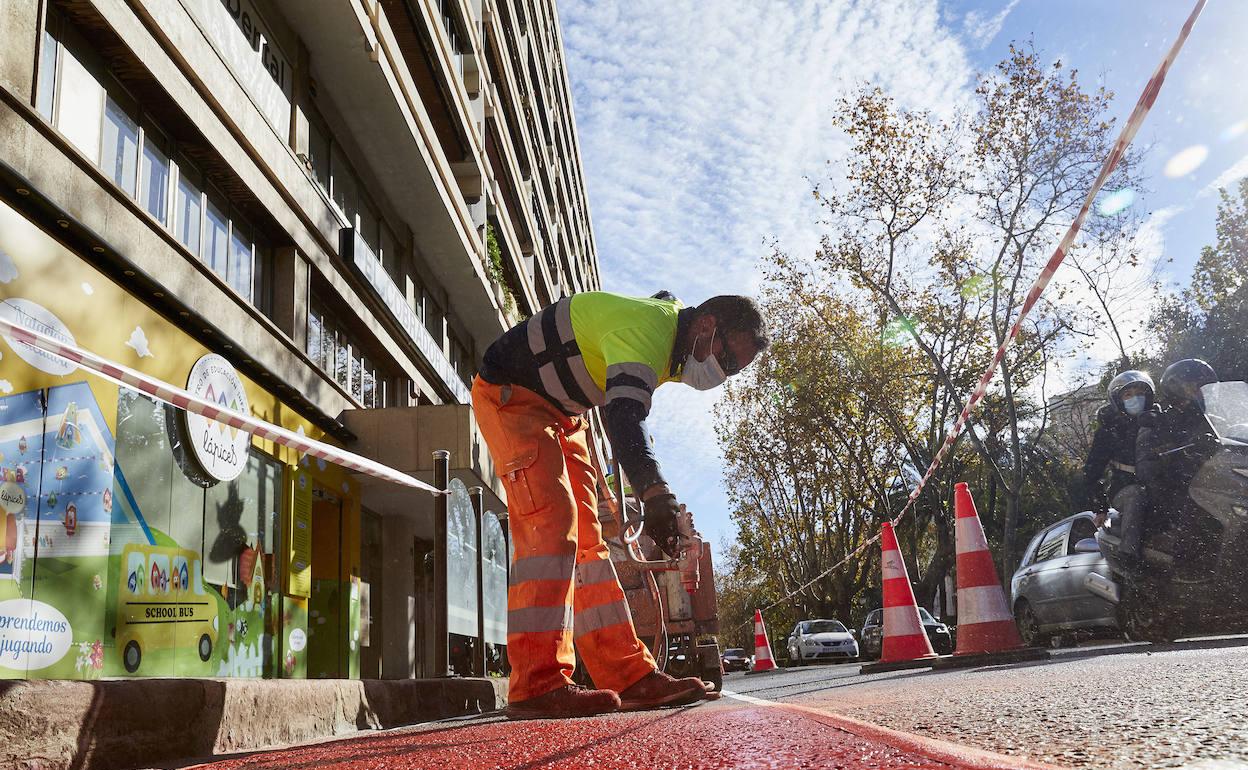 Un operario trabaja en el carril bus de Gran Vía. 