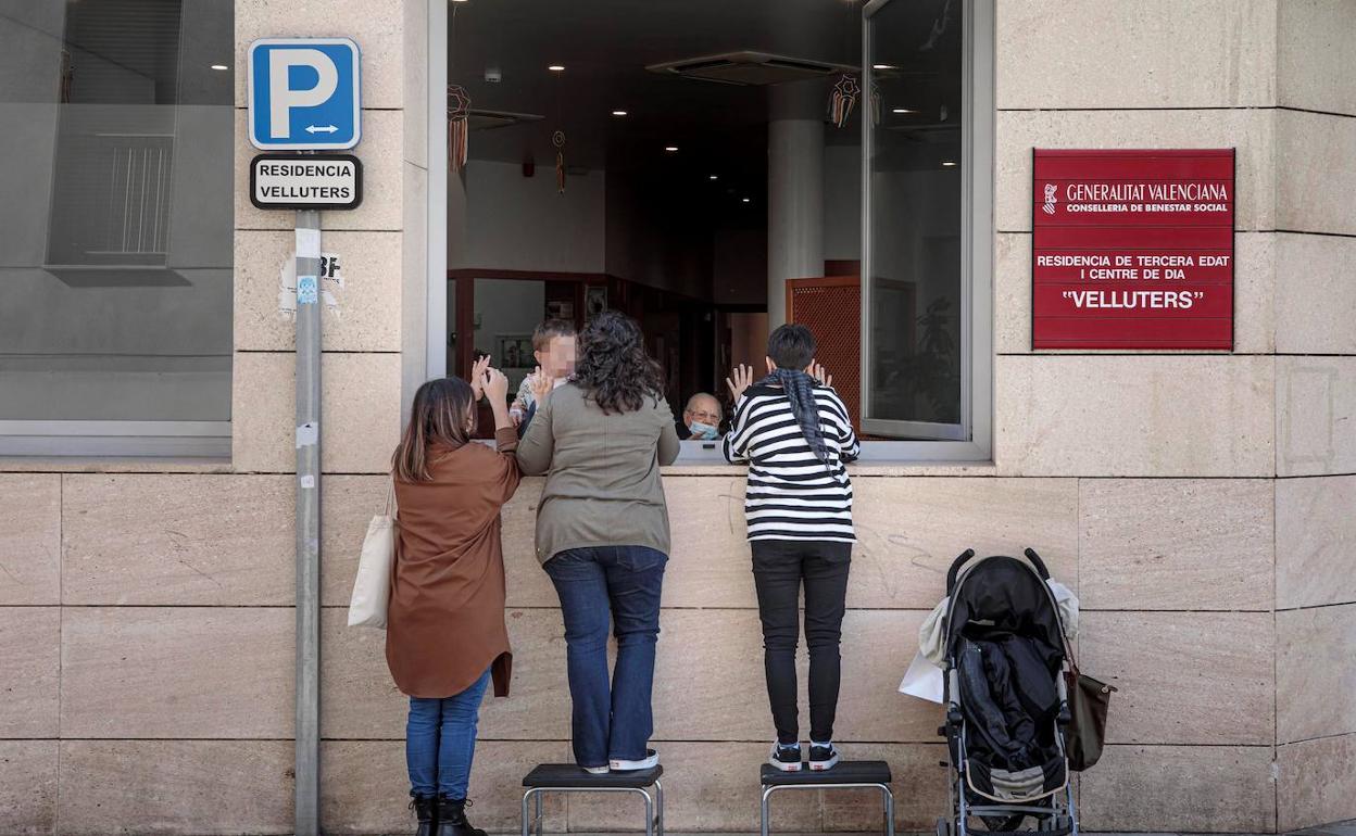 Residencia Velluters: Medio centenar de infectados por coronavirus en un centro de ancianos de Valencia