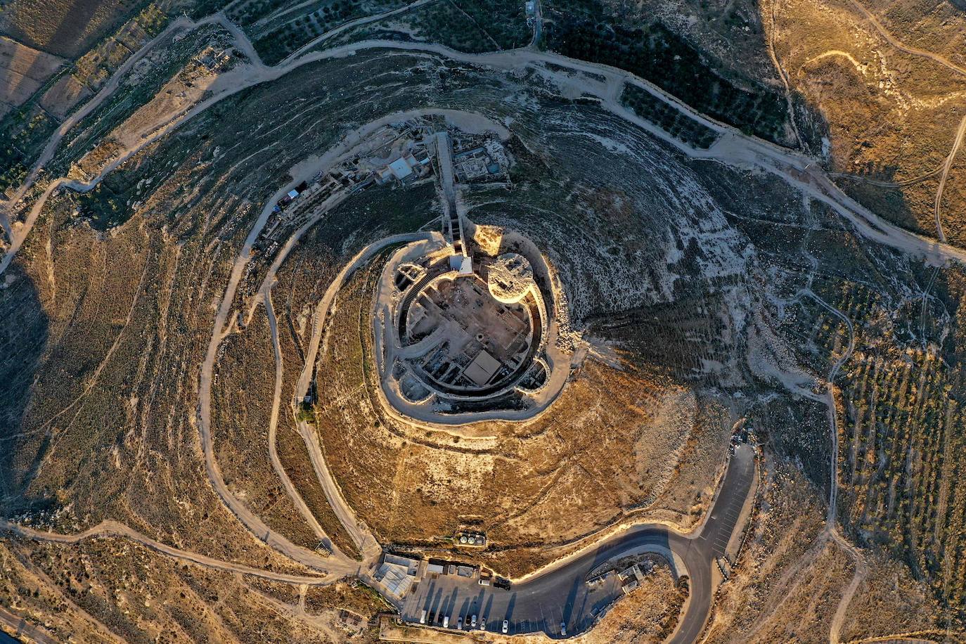 Herodión (o Herodium) es un sitio arqueológico y turístico situado entre Jerusalén y la ciudad palestina de Belén, en una zona que se encuentra bajo control civil y militar israelí. En esta montaña, el rey Herodes El Grande -padre del rey Herodes Antipas- ordenó le construyeran un palacio-fortaleza donde a su muerte sería enterrado. Desde este domingo, los nuevos tesoros de su interior que han sido desenterrados por arqueólogos israelíes se mostrarán al público. 