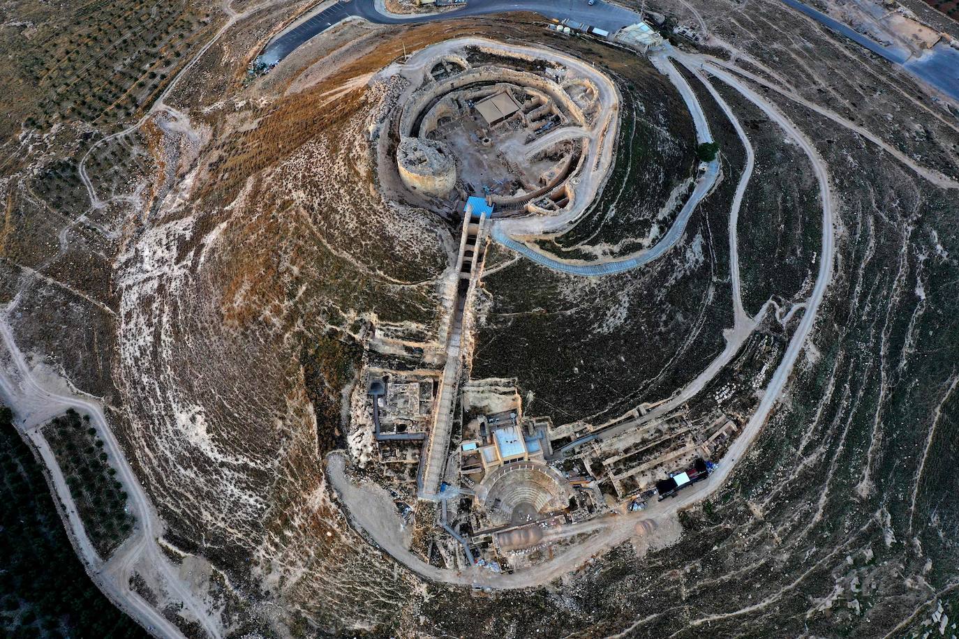 Herodión (o Herodium) es un sitio arqueológico y turístico situado entre Jerusalén y la ciudad palestina de Belén, en una zona que se encuentra bajo control civil y militar israelí. En esta montaña, el rey Herodes El Grande -padre del rey Herodes Antipas- ordenó le construyeran un palacio-fortaleza donde a su muerte sería enterrado. Desde este domingo, los nuevos tesoros de su interior que han sido desenterrados por arqueólogos israelíes se mostrarán al público. 