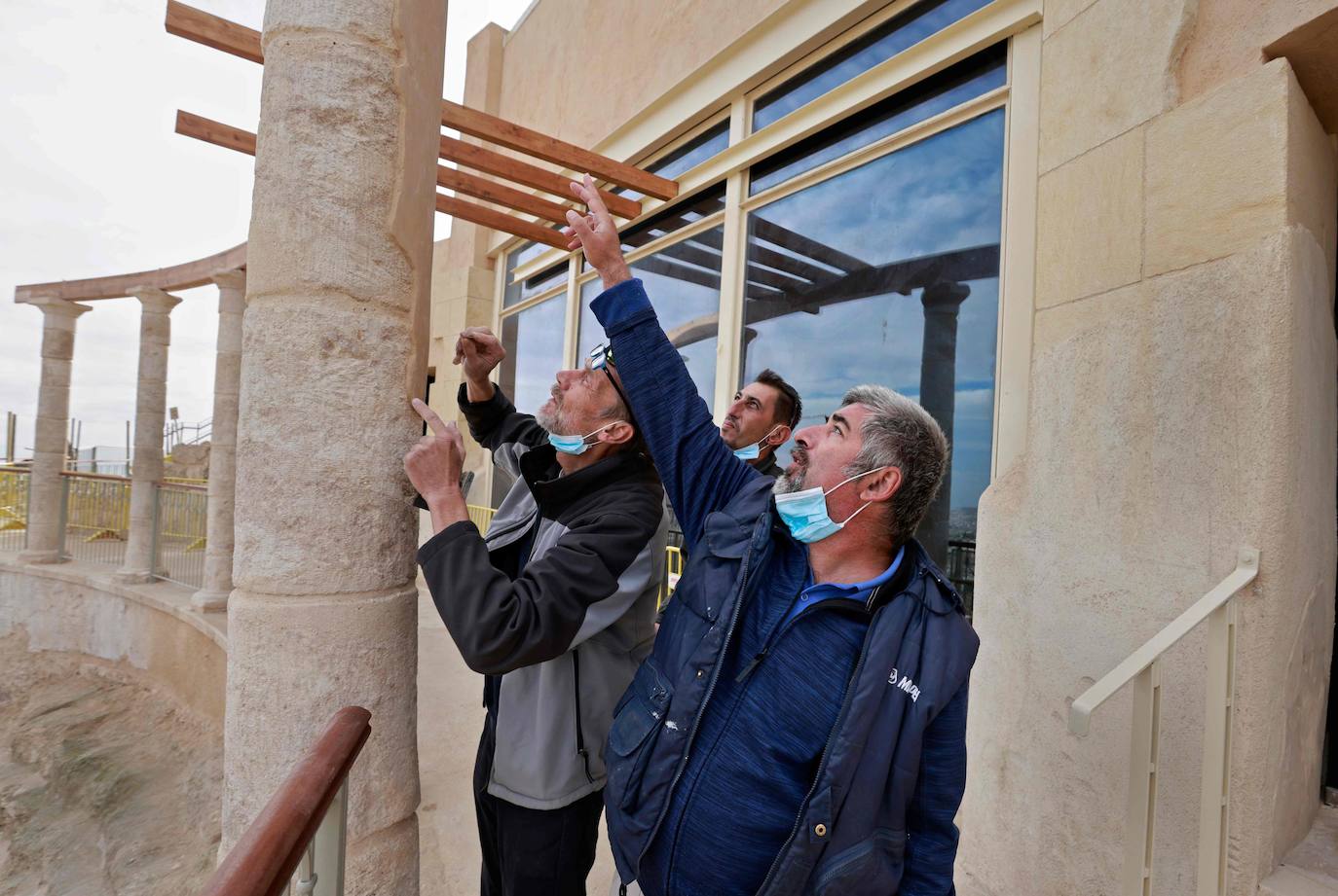 Herodión (o Herodium) es un sitio arqueológico y turístico situado entre Jerusalén y la ciudad palestina de Belén, en una zona que se encuentra bajo control civil y militar israelí. En esta montaña, el rey Herodes El Grande -padre del rey Herodes Antipas- ordenó le construyeran un palacio-fortaleza donde a su muerte sería enterrado. Desde este domingo, los nuevos tesoros de su interior que han sido desenterrados por arqueólogos israelíes se mostrarán al público. 