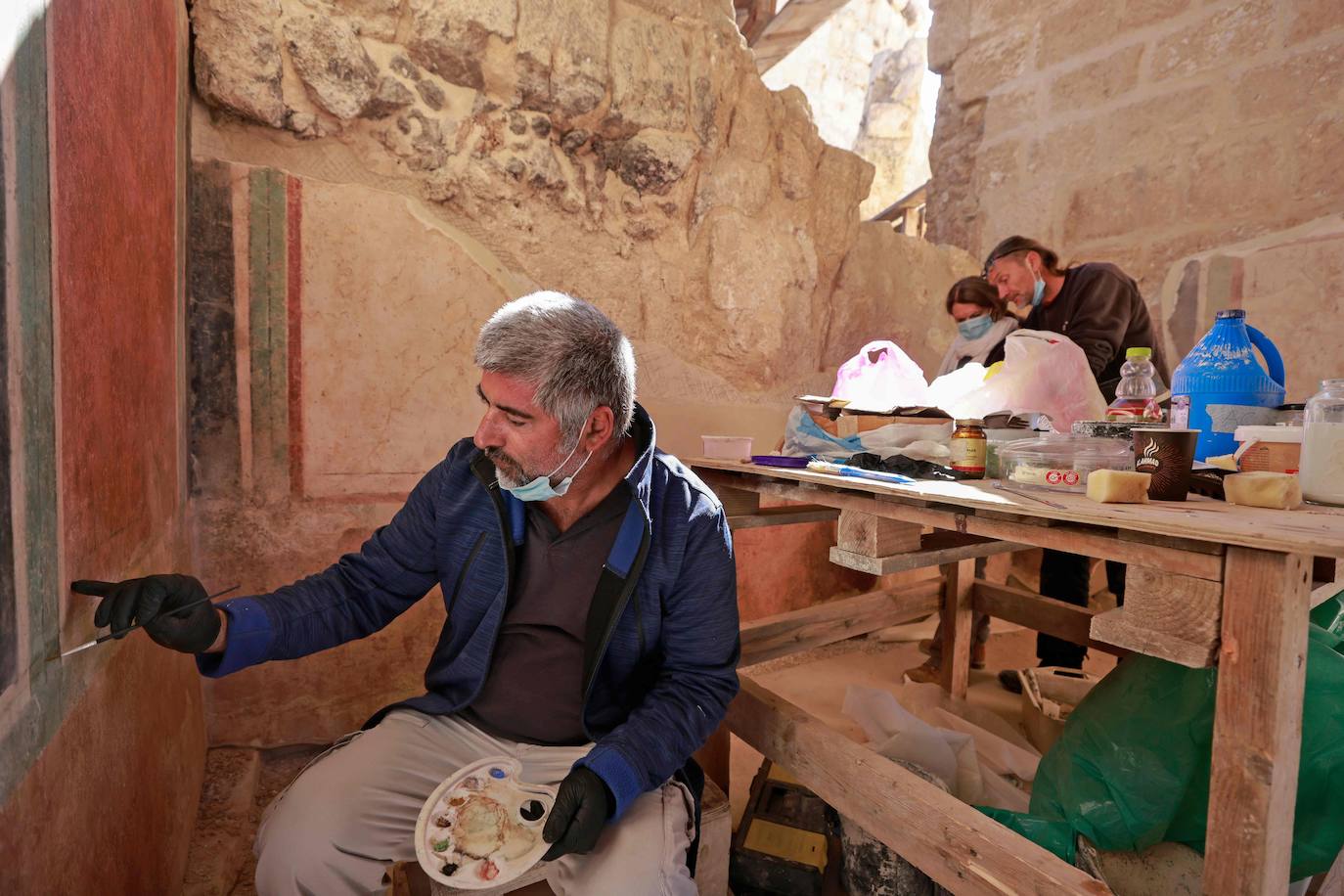 Herodión (o Herodium) es un sitio arqueológico y turístico situado entre Jerusalén y la ciudad palestina de Belén, en una zona que se encuentra bajo control civil y militar israelí. En esta montaña, el rey Herodes El Grande -padre del rey Herodes Antipas- ordenó le construyeran un palacio-fortaleza donde a su muerte sería enterrado. Desde este domingo, los nuevos tesoros de su interior que han sido desenterrados por arqueólogos israelíes se mostrarán al público. 