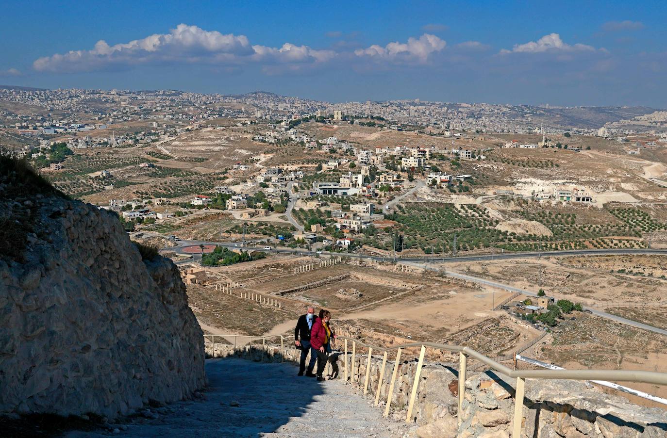 Herodión (o Herodium) es un sitio arqueológico y turístico situado entre Jerusalén y la ciudad palestina de Belén, en una zona que se encuentra bajo control civil y militar israelí. En esta montaña, el rey Herodes El Grande -padre del rey Herodes Antipas- ordenó le construyeran un palacio-fortaleza donde a su muerte sería enterrado. Desde este domingo, los nuevos tesoros de su interior que han sido desenterrados por arqueólogos israelíes se mostrarán al público. 