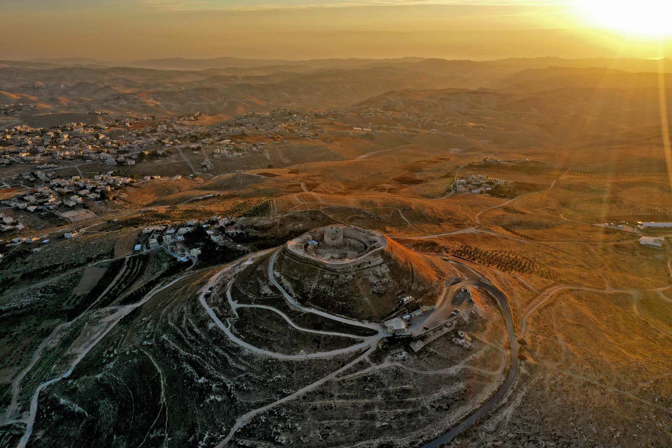 Herodión (o Herodium) es un sitio arqueológico y turístico situado entre Jerusalén y la ciudad palestina de Belén, en una zona que se encuentra bajo control civil y militar israelí. En esta montaña, el rey Herodes El Grande -padre del rey Herodes Antipas- ordenó le construyeran un palacio-fortaleza donde a su muerte sería enterrado. Desde este domingo, los nuevos tesoros de su interior que han sido desenterrados por arqueólogos israelíes se mostrarán al público. 