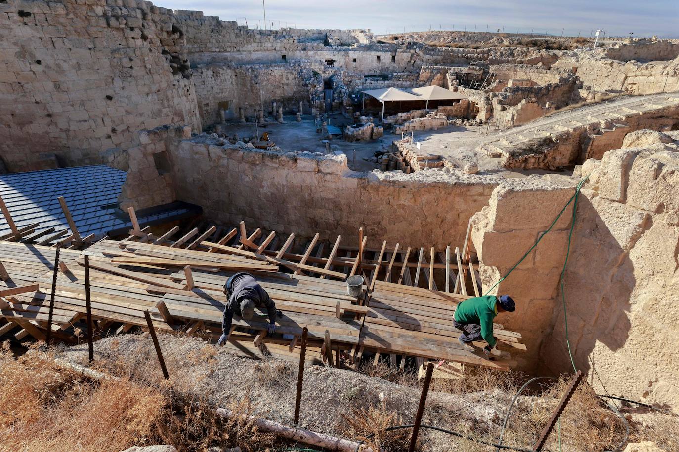 Herodión (o Herodium) es un sitio arqueológico y turístico situado entre Jerusalén y la ciudad palestina de Belén, en una zona que se encuentra bajo control civil y militar israelí. En esta montaña, el rey Herodes El Grande -padre del rey Herodes Antipas- ordenó le construyeran un palacio-fortaleza donde a su muerte sería enterrado. Desde este domingo, los nuevos tesoros de su interior que han sido desenterrados por arqueólogos israelíes se mostrarán al público. 