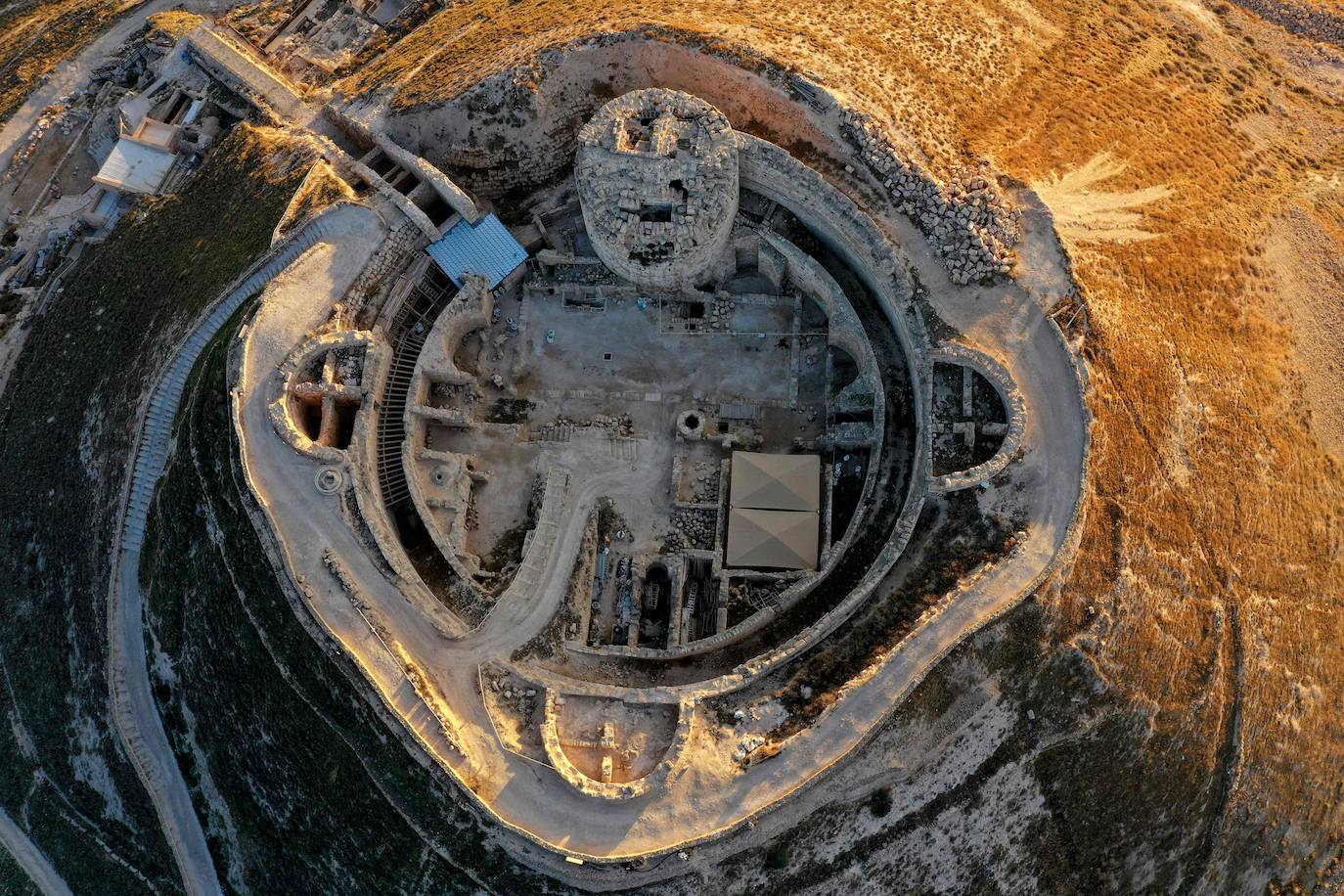 Herodión (o Herodium) es un sitio arqueológico y turístico situado entre Jerusalén y la ciudad palestina de Belén, en una zona que se encuentra bajo control civil y militar israelí. En esta montaña, el rey Herodes El Grande -padre del rey Herodes Antipas- ordenó le construyeran un palacio-fortaleza donde a su muerte sería enterrado. Desde este domingo, los nuevos tesoros de su interior que han sido desenterrados por arqueólogos israelíes se mostrarán al público. 