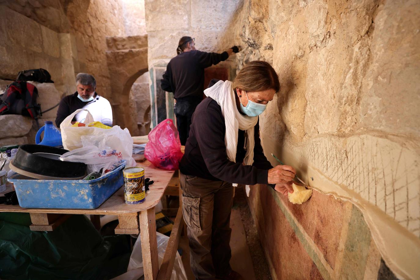 Herodión (o Herodium) es un sitio arqueológico y turístico situado entre Jerusalén y la ciudad palestina de Belén, en una zona que se encuentra bajo control civil y militar israelí. En esta montaña, el rey Herodes El Grande -padre del rey Herodes Antipas- ordenó le construyeran un palacio-fortaleza donde a su muerte sería enterrado. Desde este domingo, los nuevos tesoros de su interior que han sido desenterrados por arqueólogos israelíes se mostrarán al público. 