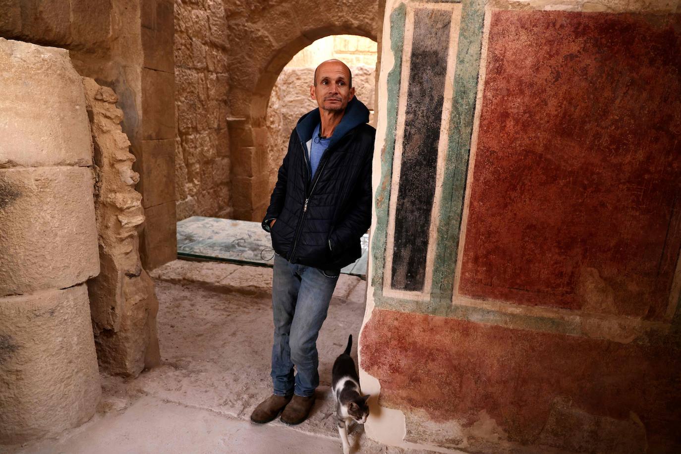 Herodión (o Herodium) es un sitio arqueológico y turístico situado entre Jerusalén y la ciudad palestina de Belén, en una zona que se encuentra bajo control civil y militar israelí. En esta montaña, el rey Herodes El Grande -padre del rey Herodes Antipas- ordenó le construyeran un palacio-fortaleza donde a su muerte sería enterrado. Desde este domingo, los nuevos tesoros de su interior que han sido desenterrados por arqueólogos israelíes se mostrarán al público. 