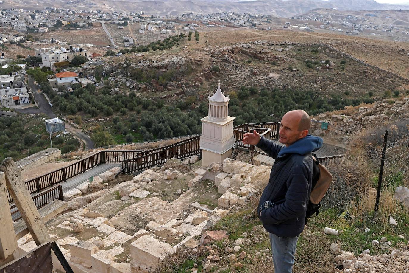 Herodión (o Herodium) es un sitio arqueológico y turístico situado entre Jerusalén y la ciudad palestina de Belén, en una zona que se encuentra bajo control civil y militar israelí. En esta montaña, el rey Herodes El Grande -padre del rey Herodes Antipas- ordenó le construyeran un palacio-fortaleza donde a su muerte sería enterrado. Desde este domingo, los nuevos tesoros de su interior que han sido desenterrados por arqueólogos israelíes se mostrarán al público. 