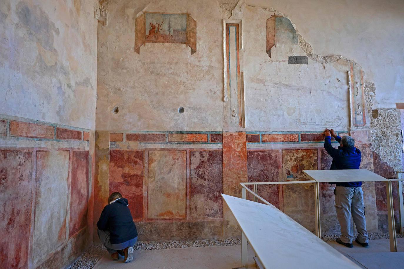 Herodión (o Herodium) es un sitio arqueológico y turístico situado entre Jerusalén y la ciudad palestina de Belén, en una zona que se encuentra bajo control civil y militar israelí. En esta montaña, el rey Herodes El Grande -padre del rey Herodes Antipas- ordenó le construyeran un palacio-fortaleza donde a su muerte sería enterrado. Desde este domingo, los nuevos tesoros de su interior que han sido desenterrados por arqueólogos israelíes se mostrarán al público. 