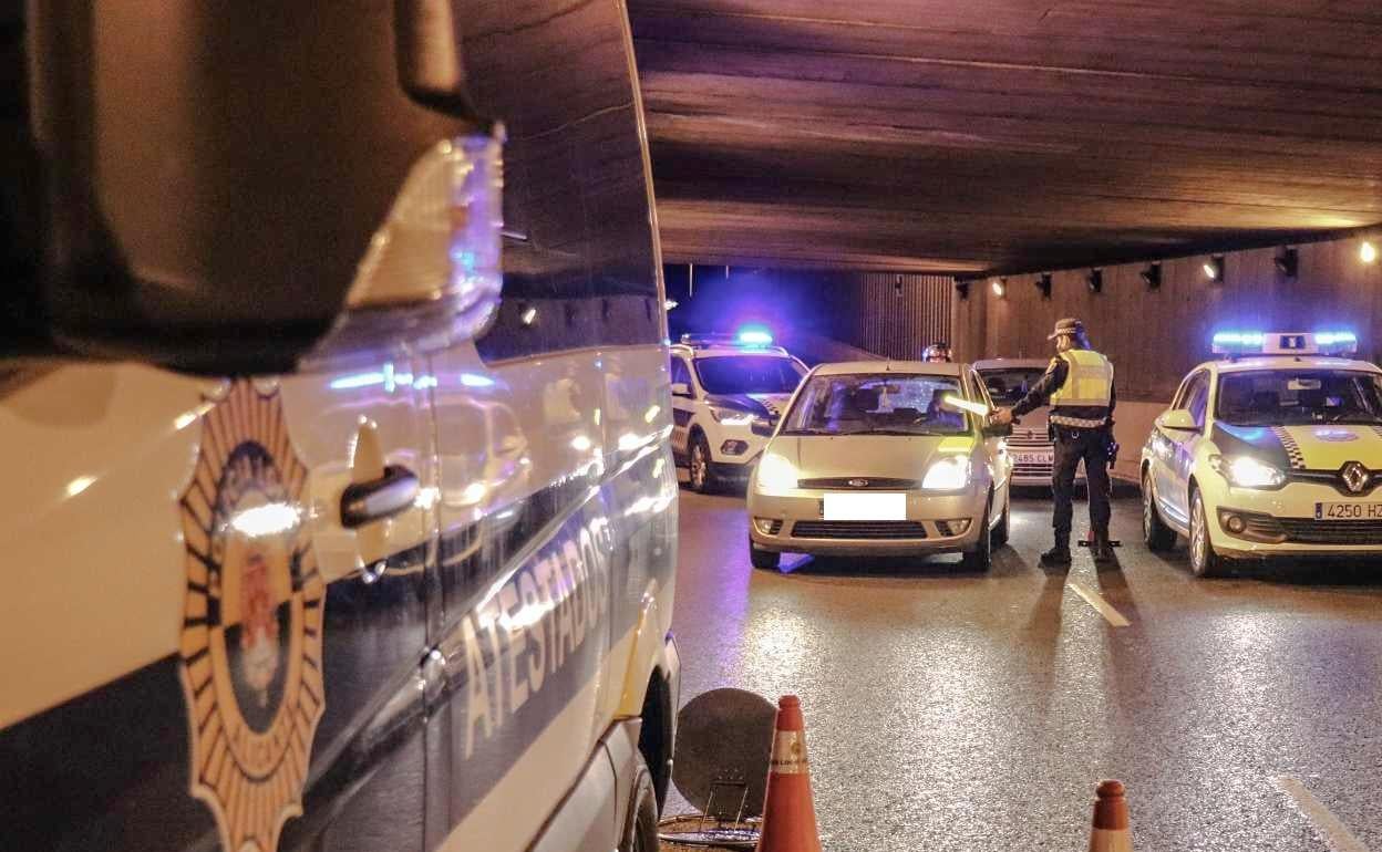 Imagen de un control de tráfico en uno de los túneles de la avenida de Dénia. 