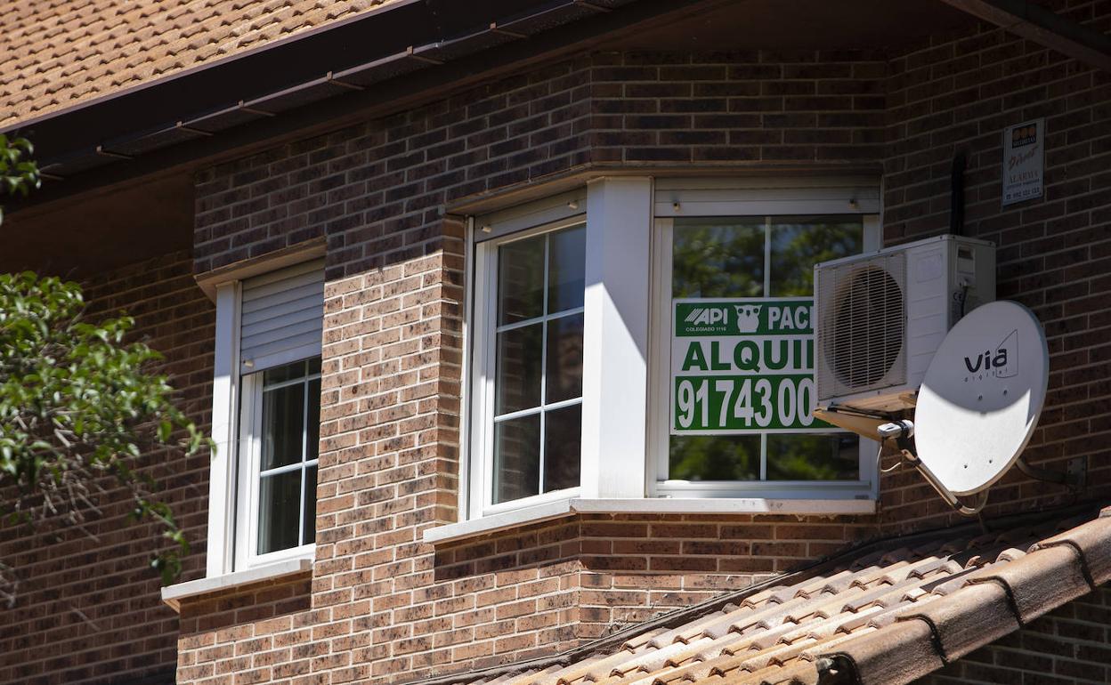 Cartel de «se alquila» en una vivienda 