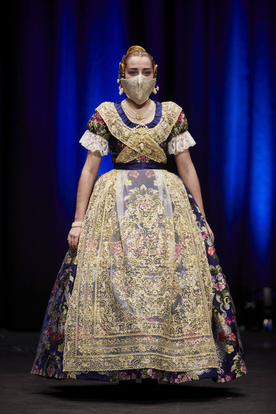 Los falleros y amantes de las tradiciones han revivido este fin de semana su pasión por la fiesta, ya que el Palacio de Congresos ha acogido la celebración del IV aniversario de la declaración de las Fallas como Patrimonio Inmaterial de la Humanidad. Este domingo, la pasarela se ha llenado de color con el Desfile de indumentaria fallera. 