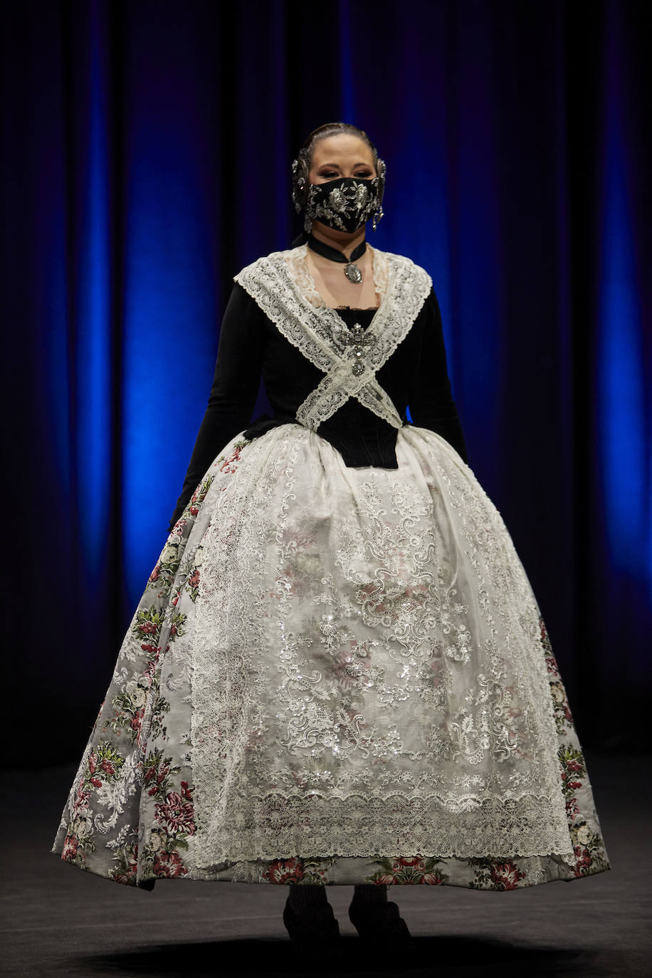 Los falleros y amantes de las tradiciones han revivido este fin de semana su pasión por la fiesta, ya que el Palacio de Congresos ha acogido la celebración del IV aniversario de la declaración de las Fallas como Patrimonio Inmaterial de la Humanidad. Este domingo, la pasarela se ha llenado de color con el Desfile de indumentaria fallera. 